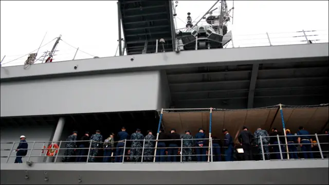 Trên tàu có gần 1.000 quân nhân, gồm 600 thủy thủ, kể cả nữ. 