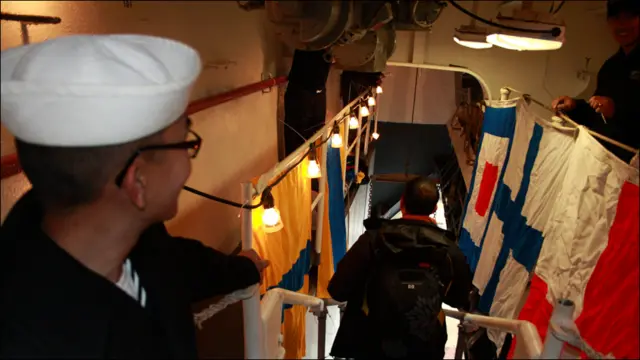 Một số nhân viên thủy thủ đoàn sẽ thăm viếng người già và ở lại cùng một số gia đình Hong Kong. Mục đích là để tăng cường hiểu biết văn hóa giữa đôi bên. 