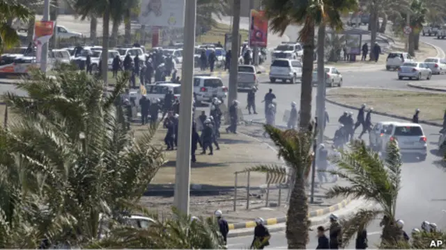 Polisi mencoba mengusir pengunjuk rasa di Manama