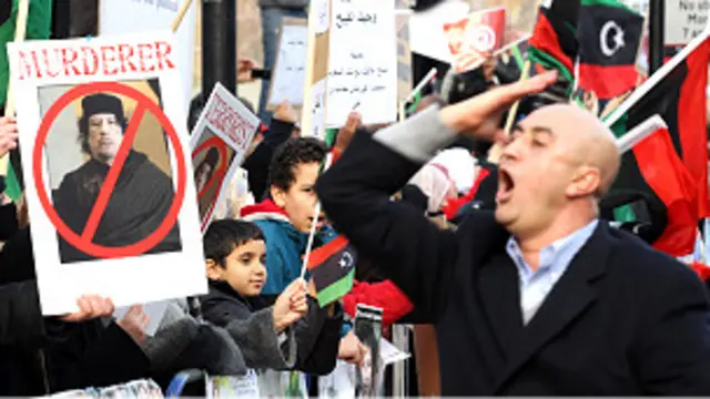 Demonstran menuntut Muammar Gaddafi mundur