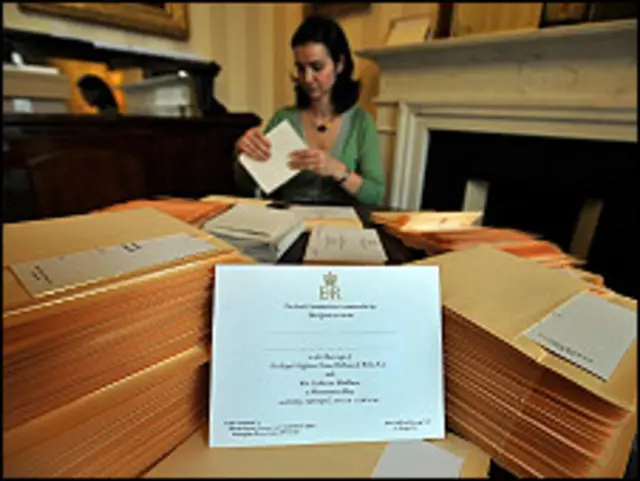 Букінгемський палац розіслав майже дві тисячі запрошень із королівськими ініціалами