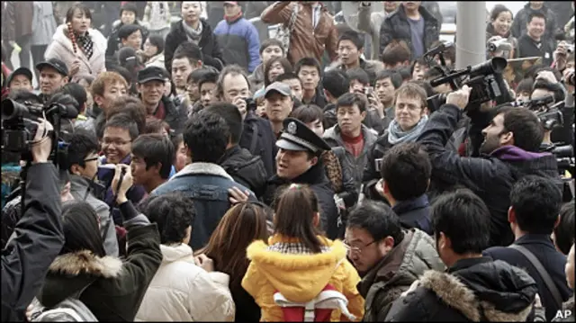 北京王府井聚集民众被警察驱赶（20/2/2011）