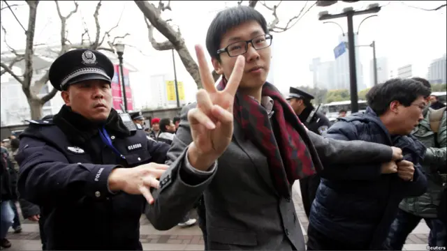 上海警方抓走和平示威者