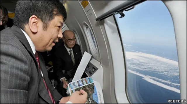 日本内阁官房长官枝野幸男搭乘飞机视察北方四岛（19/2/2011）
