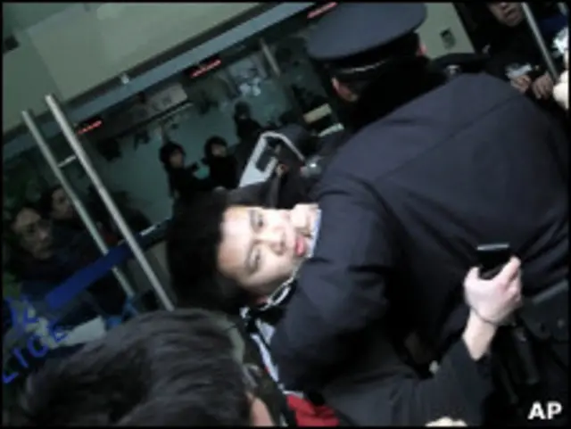 Полиция в Шанхае арестовала нескольких человек