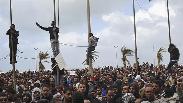 Imágenes no verificadas de las protestas en Bengasi, Libia.