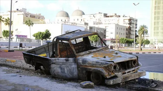 سيارة محترقة من مخلفات المواجهات بين الجانبين