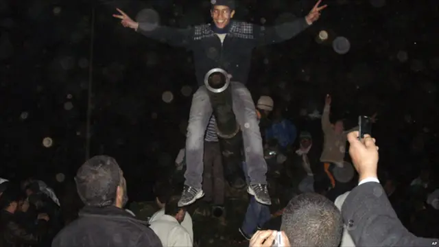 شاب ليبي يتسلق دبابة سيطر عليها المتظاهرون