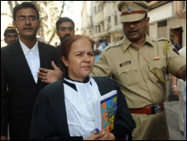 न्यायालय परिसर में मौजूद कसाब की वकील फ़रहाना शाह. 