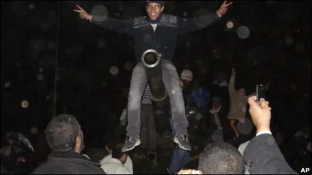 Thanh niên Libya chiếm xe tăng của quân đội