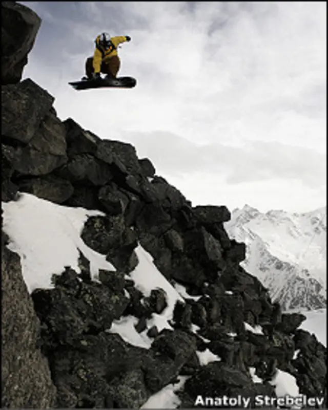 Фотография Анатолия Стребелева. Сноубордист в Приэльбрусье