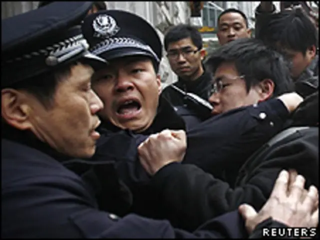 Cảnh sát bắt người tham gia tuần hành ở Thượng Hải