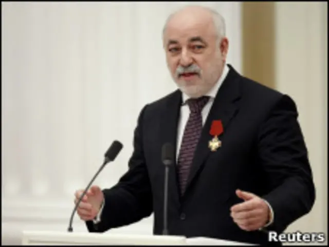 Виктор Вексельберг выступает с речью после вручения ему ордена "За заслуги перед Отечеством" 21 февраля 2011 г.