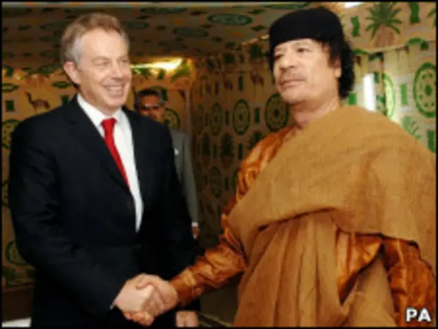 Khadafi recebe líderes de estado em uma tenda beduína