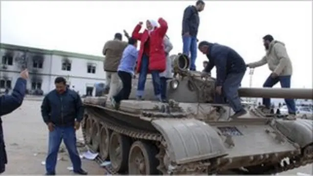 Warga Libia berdiri di atas tank