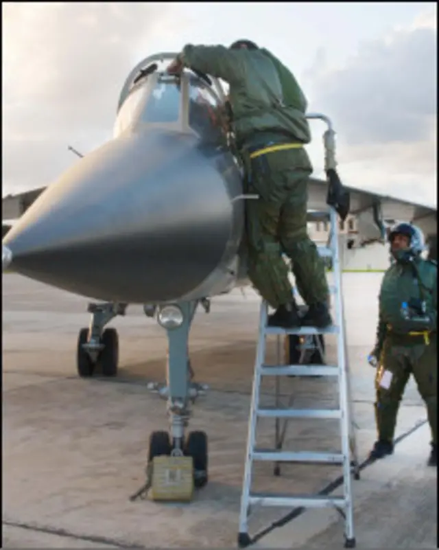 Hai phi công của Libya đã bỏ trốn cùng máy bay sang Malta hôm 22/2