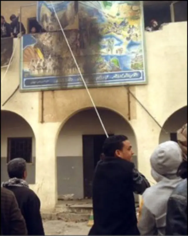 برخی گزارش ها حاکی از آن است که شهر بنغازی و بیضا از کنترل دولت خارج شده است