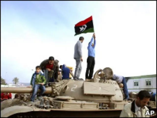 نیروهای نظامی در برخی نواحی شرقی لیبی به مخالفان پیوسته اند