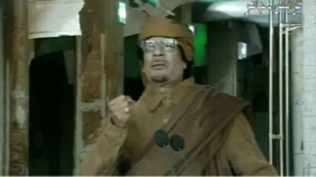 القذافي خلال إلقاء خطابه الأخير