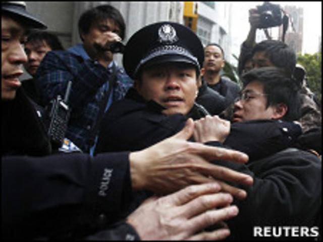 中国警察逮捕活动人士