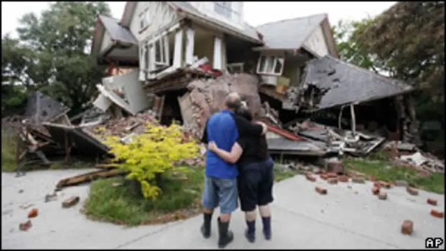 Murray dan Kelly James di depan rumah mereka 