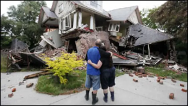 Murray dan Kelly James memandang rumah mereka yang dihancurkan gempa di Christchurch