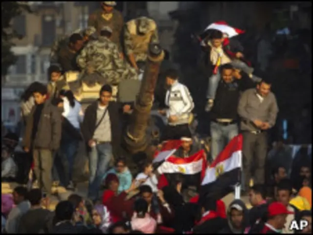 تظاهر كنندگان دست به محاصره دفاتر تلويزيون دولتى زدند و در برابر كاخ رياست‌جمهورى راهپيمايى كردند