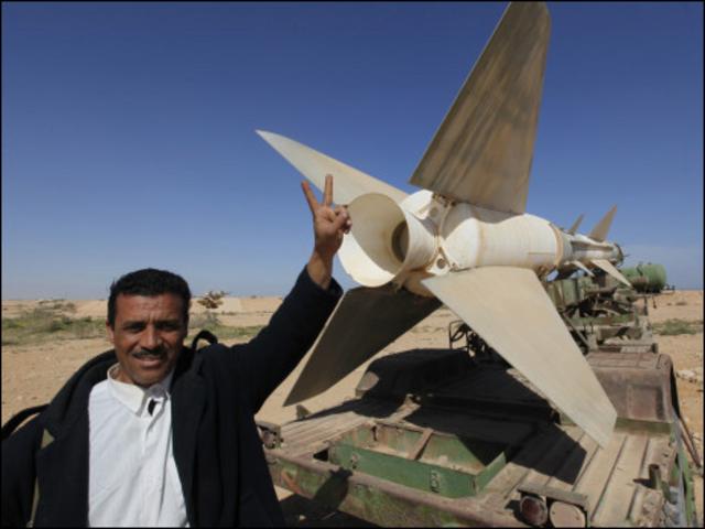 Quân đội Libya bỏ cả dàn tên lửa để chạy sau cuộc nổi dậy của dân chúng tại Tobruk