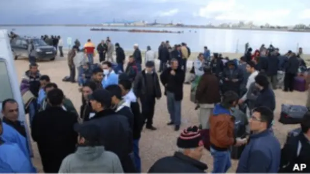 Warga Turki menunggu kapal yang akan membawa mereka keluar dari Libia.
