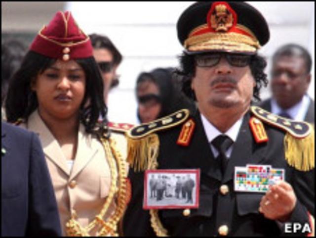 Báo chí chính thống ở Việt Nam tránh khen chê về ông Gaddafi, người lập dị và ưa trang phục diêm dúa