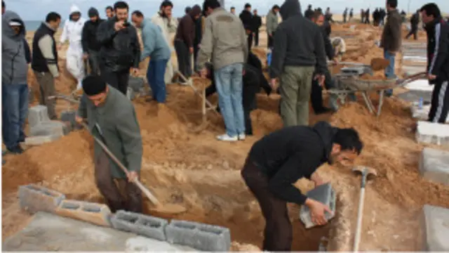 تجهيز القبور لضحايا اشتباكات طرابلس