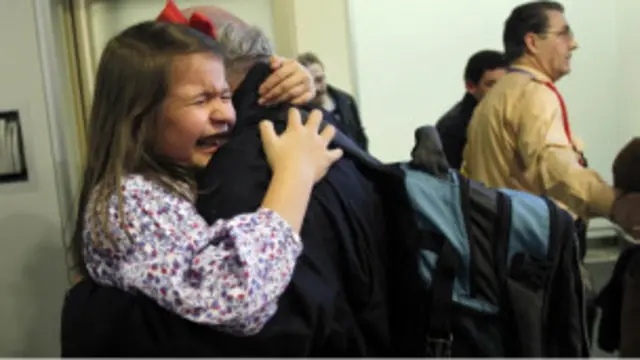 طفلة إسبانية ترحب بوالدها العائد من ليبيا