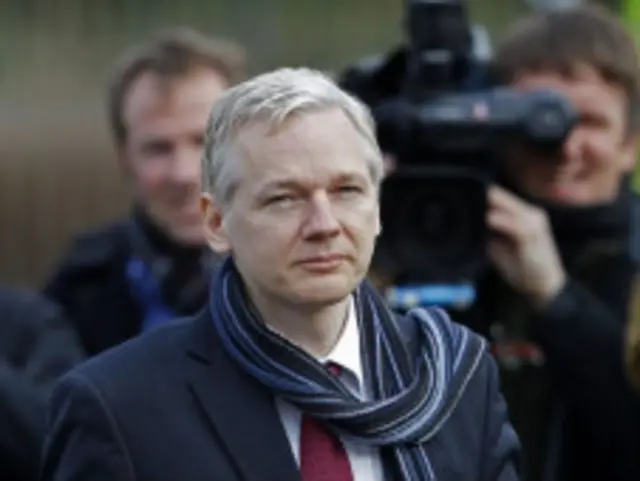 اسانژ کا کہنا ہے کہ ان پر یہ الزامات سیاسی وجوہات کی بنا پر لگائے گئے ہیں۔