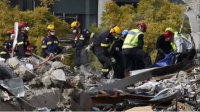 petugas penyelamat gempa di Christchurch