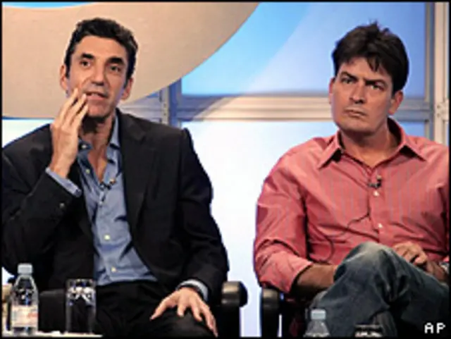 Charlie Sheen y Chuck Lorre, en una foto de archivo