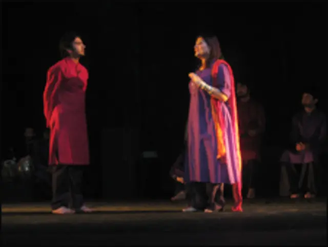 سٹیج موومنٹ کے ساتھ گلوکاری اثر انگیز تھی