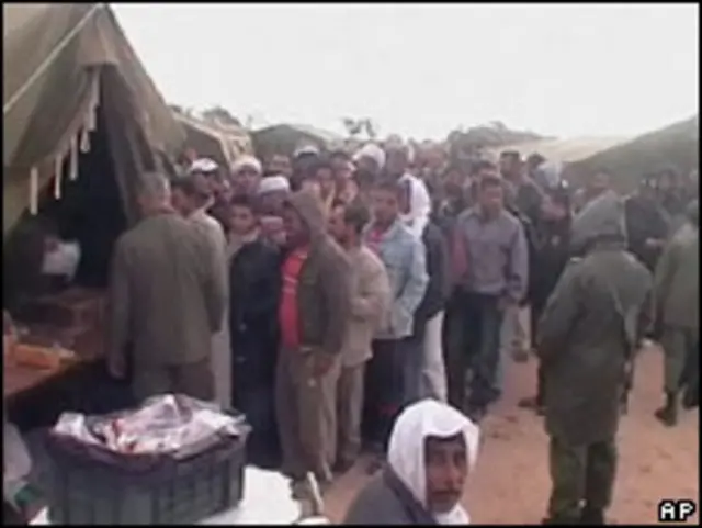 آژانس پناهندگان می گوید که حمل مواد غذایی و سایر وسائل مورد نیاز نوار مرزی با لیبی را آغاز کرده است و خواستار کمک های انسان دوستانه شده است