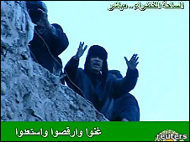 تصویر تلویزیونی از سرهنگ قذافی در حال سخنرانی برای هوادارانش 