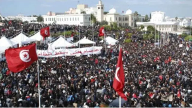 Para demonstran menuntut agar perdana menteri sementara mengundurkan diri