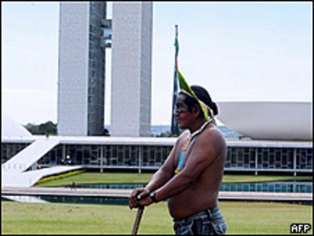 Indígena frente al Congreso Nacional de Brasil