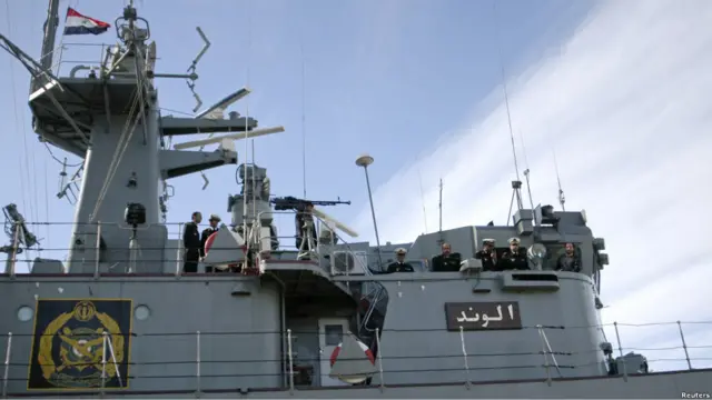 Suriah mengadakan upacara penyambutan kedua kapal perang Iran pada hari Jumat, dipimpin oleh Laksamana Muda Habibollah Sayari, Kepala Staf Angkatan Laut Suriah.