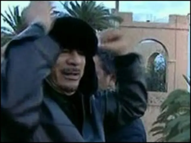 معمر قذافی از طرفدارانش خواسته است که مسلح شوند