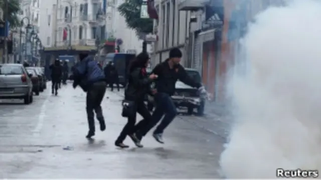Столкновение демонстрантов с полицией в Тунисе 26 февраля 2011 г.