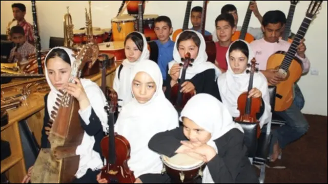 افغانستان کې چې جګړو او بې وزلۍ په کې عادي ژوند ګډوډ کړی ډېر لږ وخت وي چې خلک دې څو شيبې په خوښيو کې تېرې کړي. 