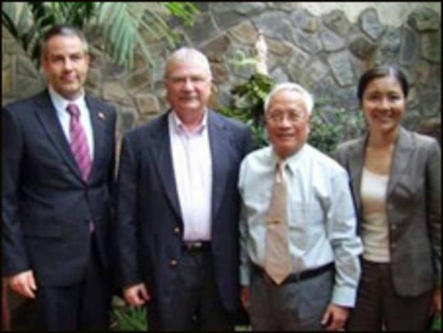 Bác sỹ Nguyễn Đan Quế (thứ ba từ trái sang) chụp cùng Đại sứ Hoa Kỳ Michael Michalak (thứ hai từ trái sang)