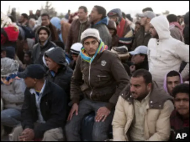 Egípcios tentam deixar a Líbia
