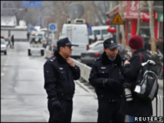 北京警察阻止一名外國記者進入王府井購物區附近採訪（27/02/2011）