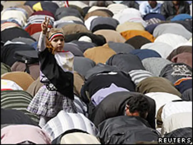 Una niña hace el signo de la victoria en El Cairo.