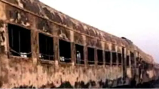 साबरमती ट्रेन के डिब्बों के जलने के बारे में रिपोर्टों में अलग अलग बातें कही गई हैं.