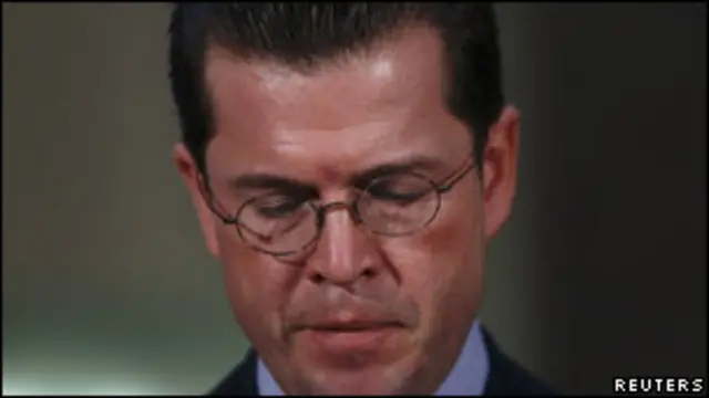 Guttenberg mengumumkan pengunduran dirinya